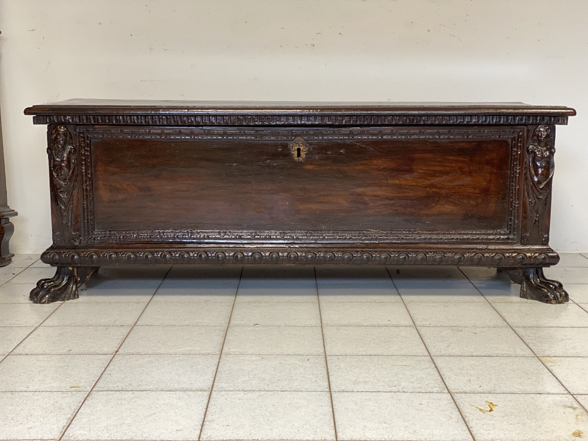 Cassapanca lombarda in noce . XVII secolo-photo-1