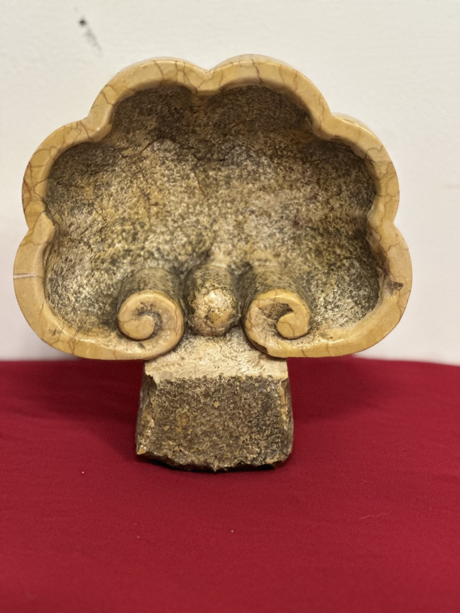 Acquasantiera in marmo giallo Siena . XIX secolo-photo-2