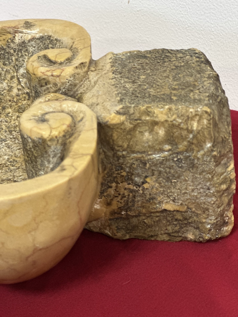 Acquasantiera in marmo giallo Siena . XIX secolo-photo-2