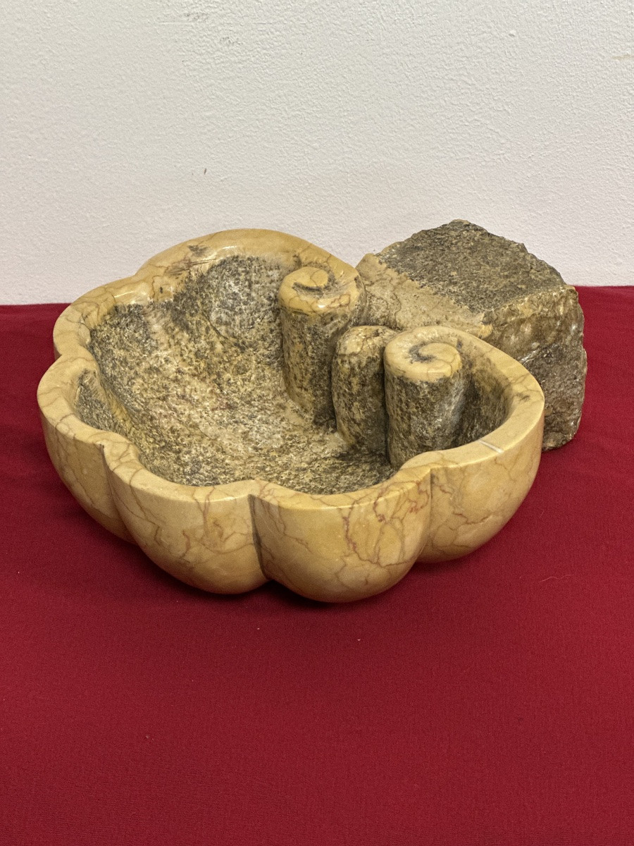 Acquasantiera in marmo giallo Siena . XIX secolo-photo-5