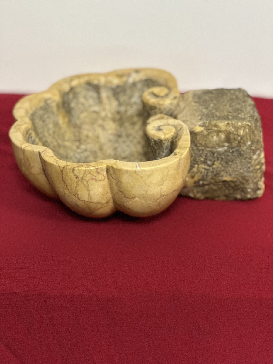 Acquasantiera in marmo giallo Siena . XIX secolo-photo-6