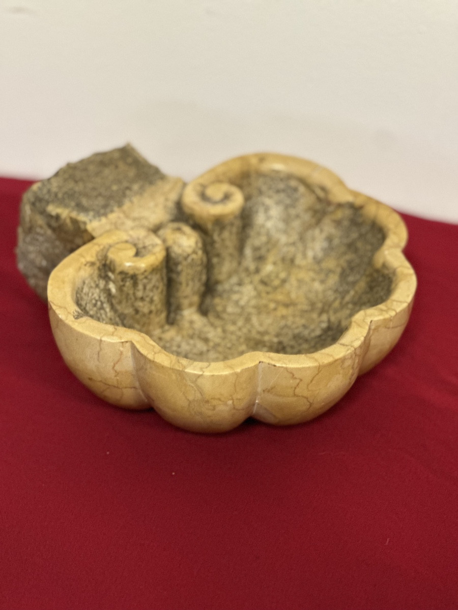 Acquasantiera in marmo giallo Siena . XIX secolo