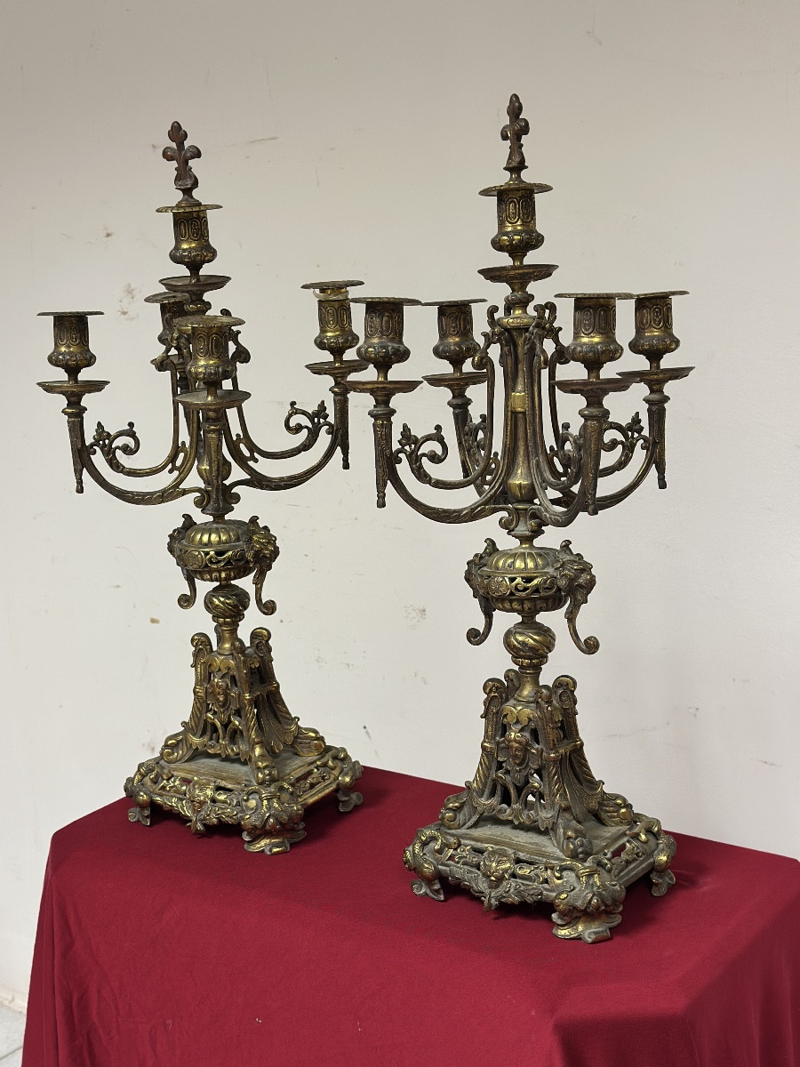 Coppia di candelieri in bronzo dorato . XIX secolo.