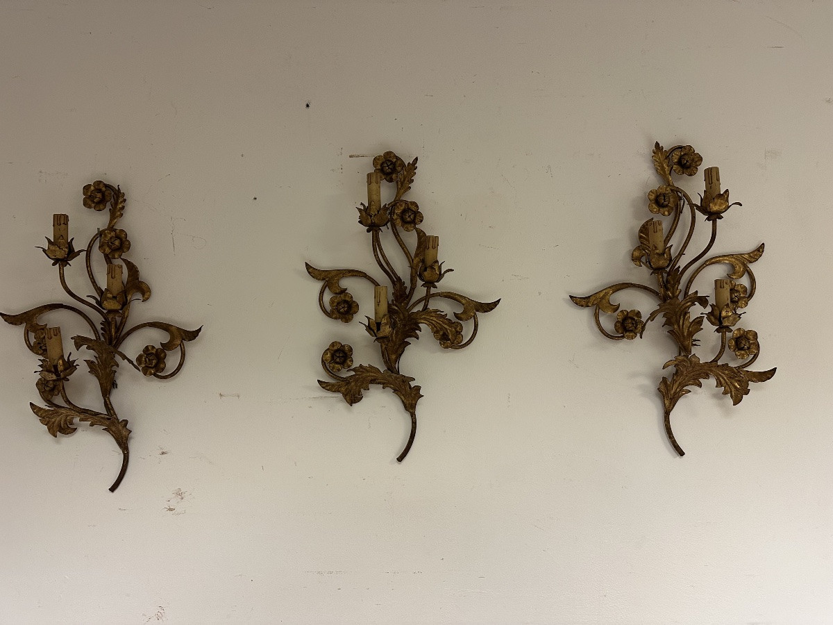 Tre appliques in metallo dorato a motivi floreali. XIX secolo-photo-3