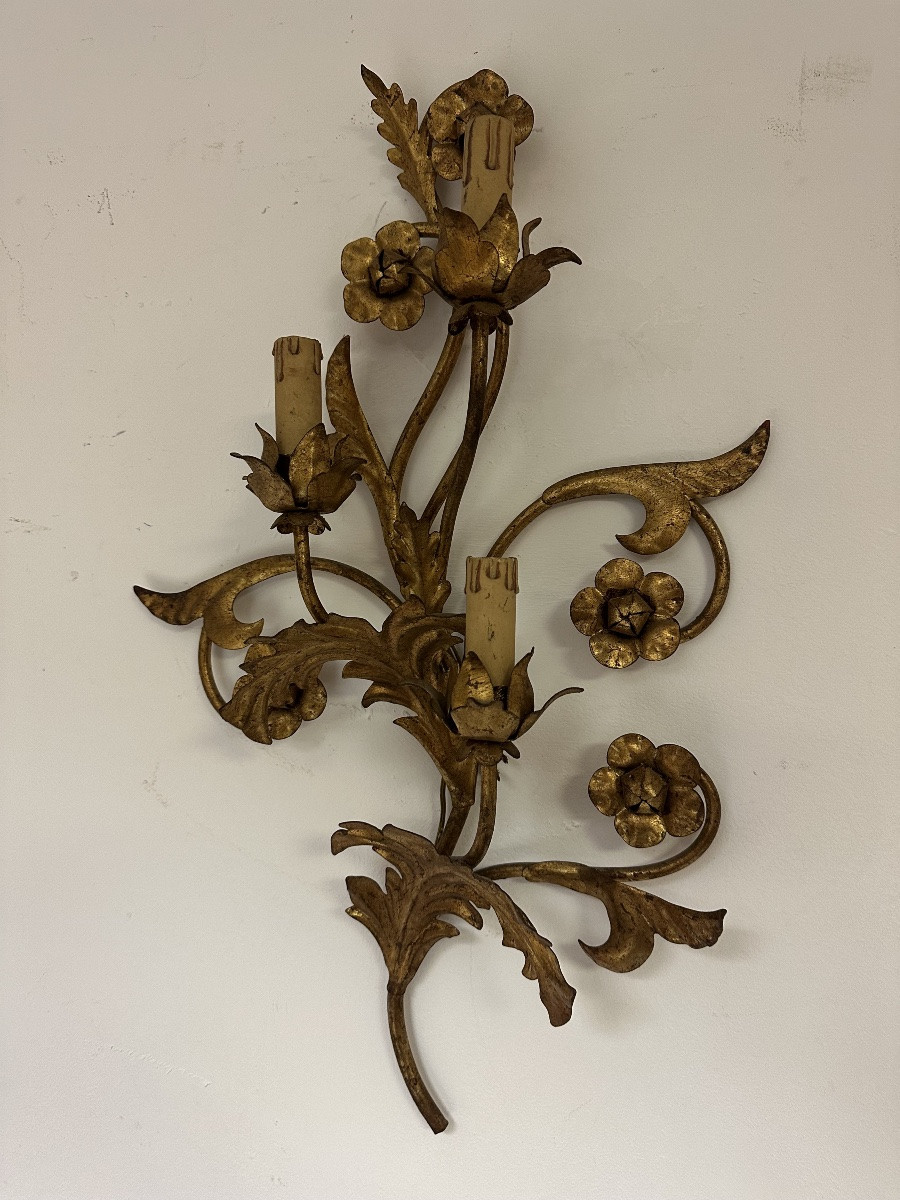 Tre appliques in metallo dorato a motivi floreali. XIX secolo-photo-4