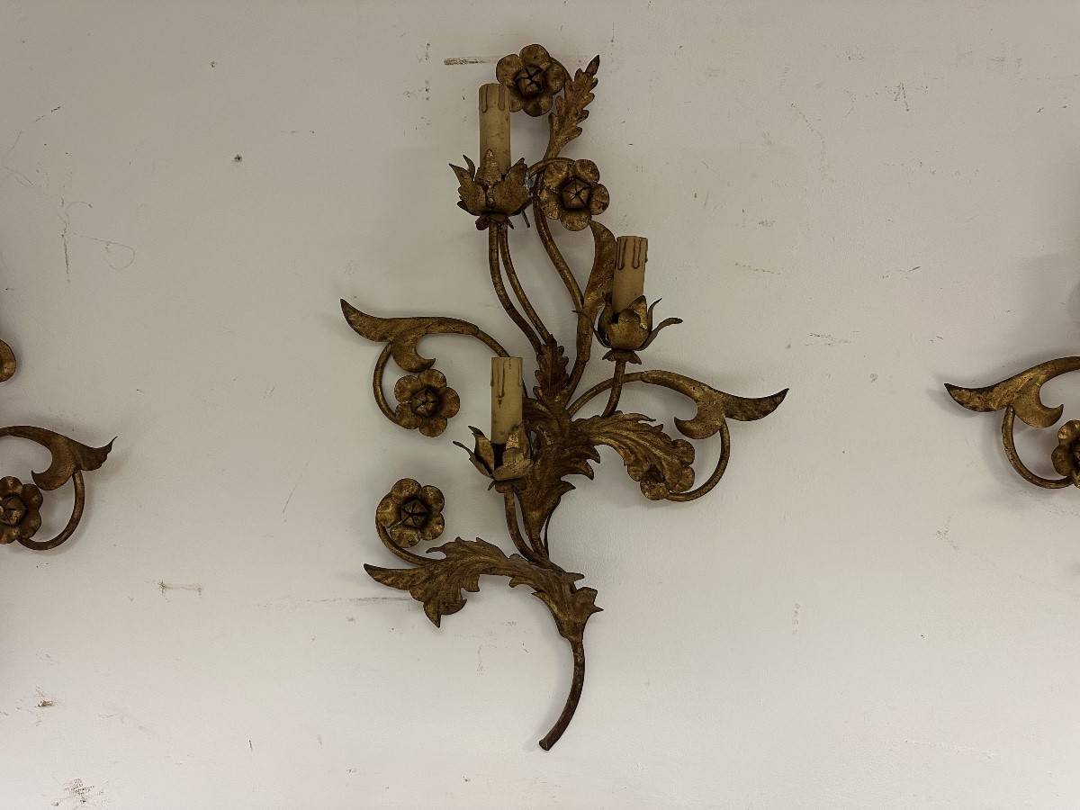 Tre appliques in metallo dorato a motivi floreali. XIX secolo-photo-4