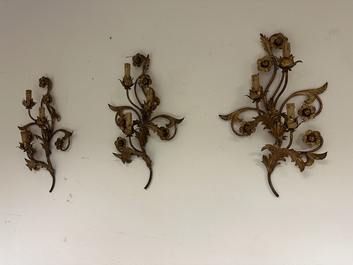 Tre appliques in metallo dorato a motivi floreali. XIX secolo