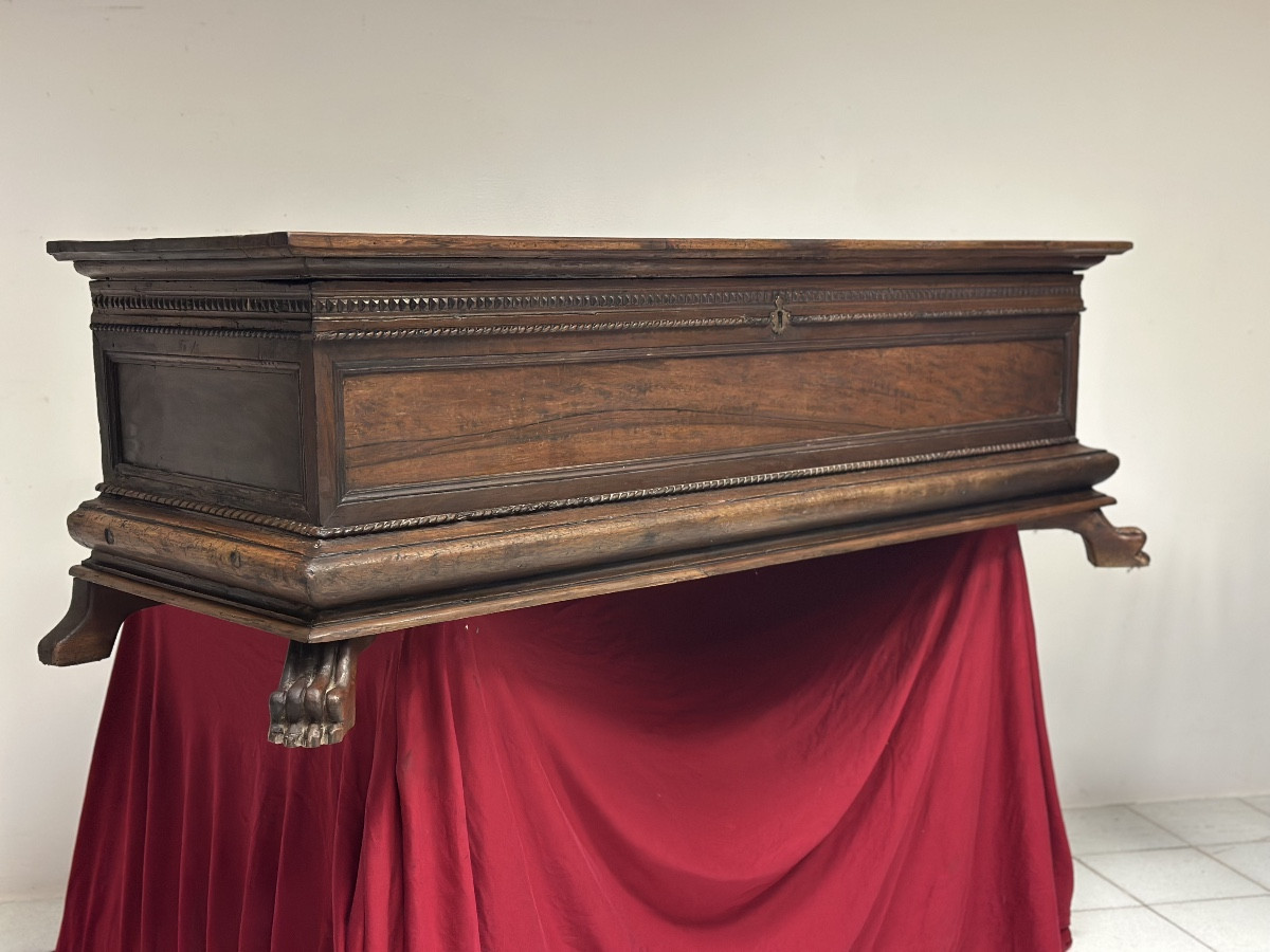Cassapanca di noce . Firenze fine XVI inizio XVII secolo