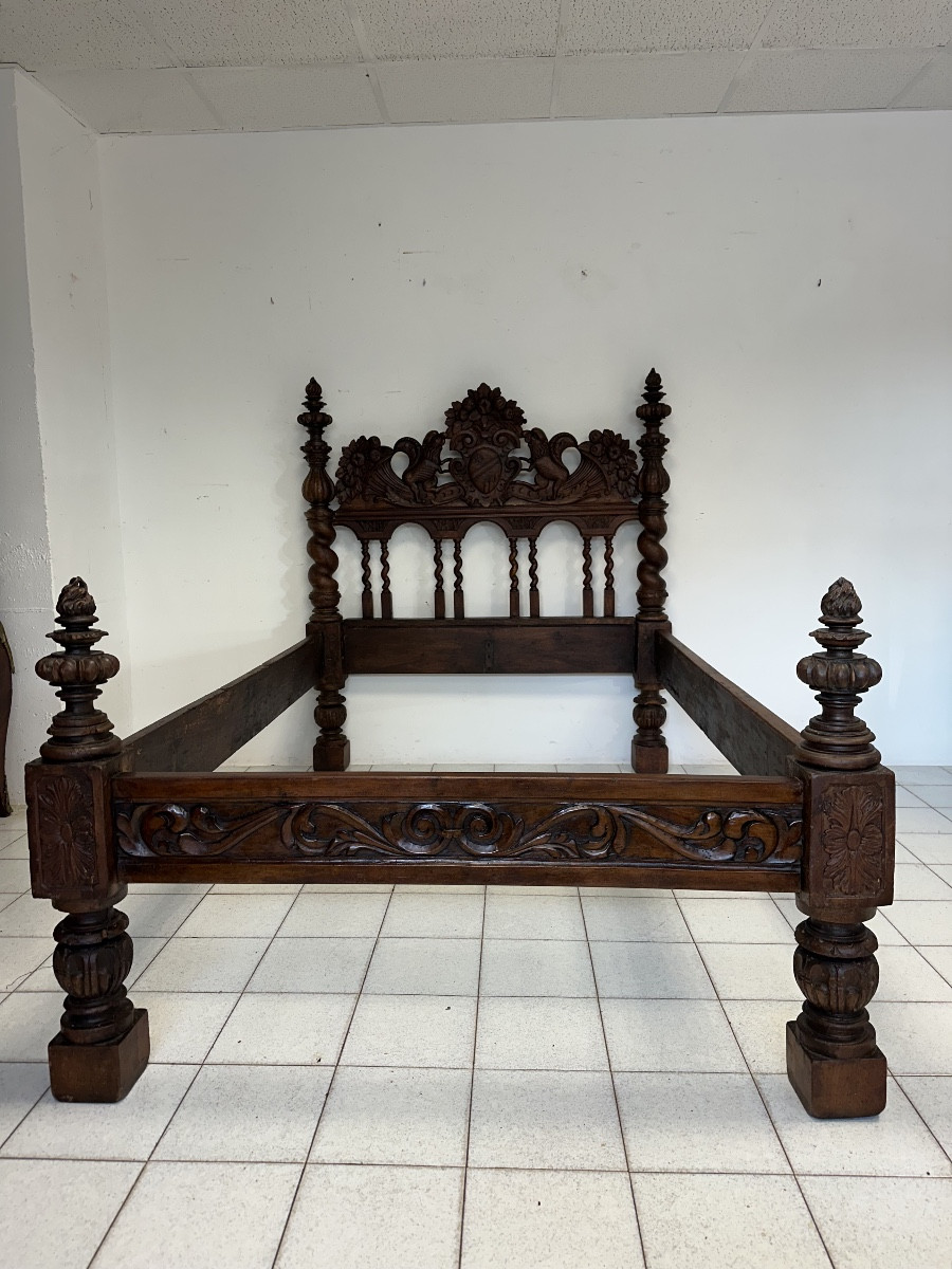 Letto scolpito in noce . Lombardia XVII secolo