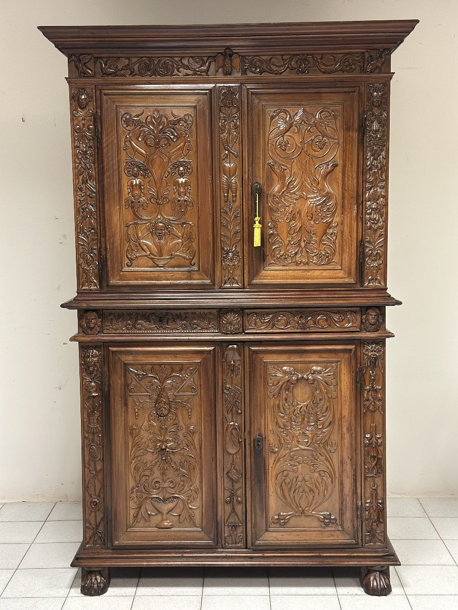 Credenza doppio corpo scolpita . Lombardia XVII secolo