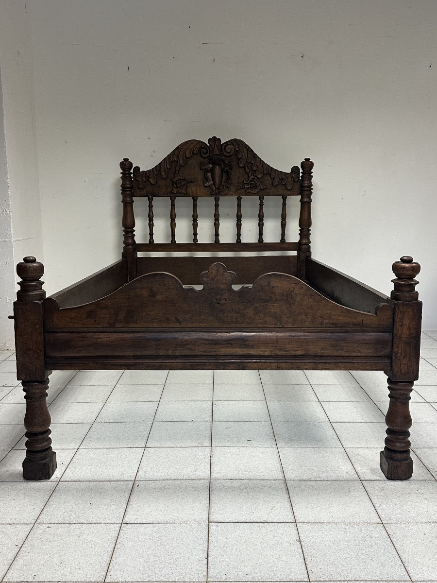 Letto lombardo Luigi XIV in noce . Epoca 600