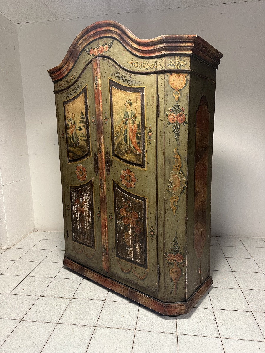 Armadio dipinto laccato tirolese con cappello a gendarme epoca metà 700.-photo-2