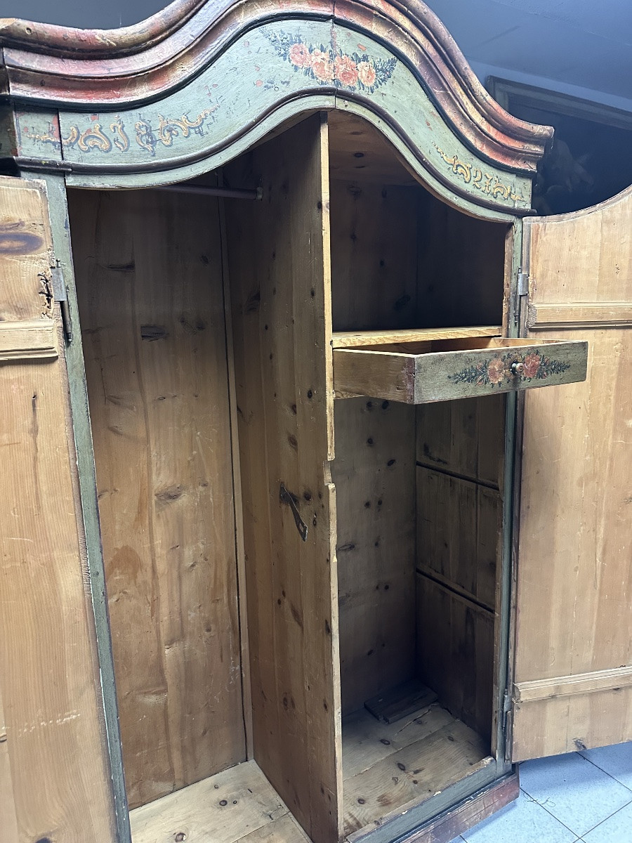 Armadio dipinto laccato tirolese con cappello a gendarme epoca metà 700.-photo-4