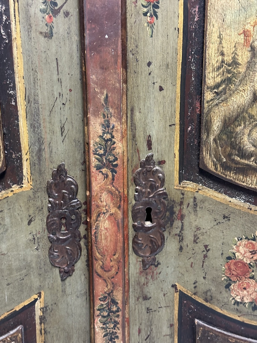 Armadio dipinto laccato tirolese con cappello a gendarme epoca metà 700.-photo-3