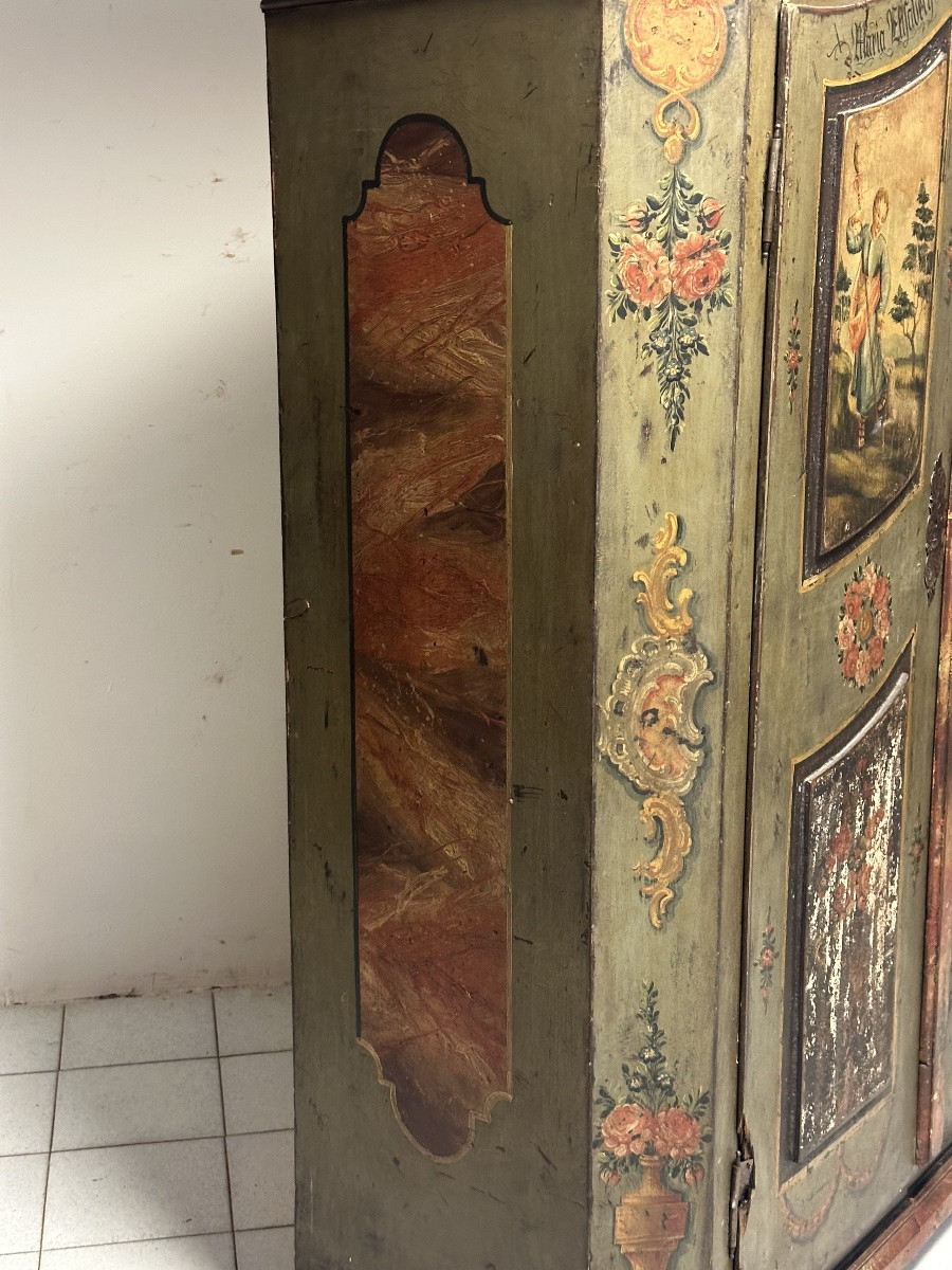 Armadio dipinto laccato tirolese con cappello a gendarme epoca metà 700.-photo-6