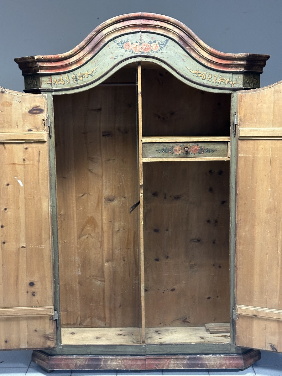 Armadio dipinto laccato tirolese con cappello a gendarme epoca metà 700.-photo-7