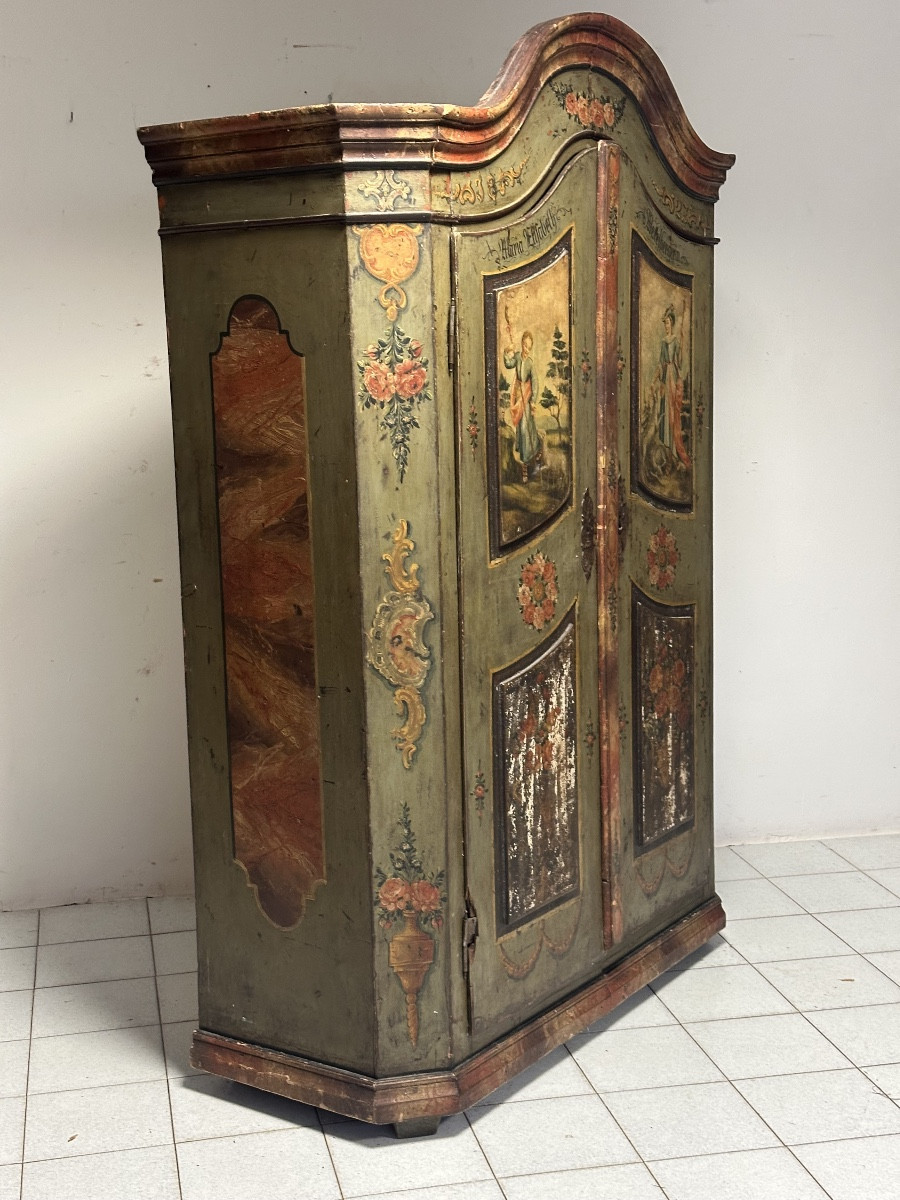 Armadio dipinto laccato tirolese con cappello a gendarme epoca metà 700.