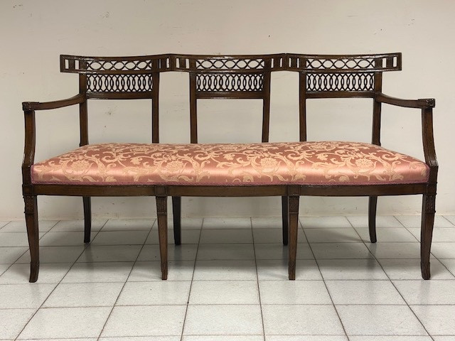 Divano Luigi XVI in noce. Venezia fine 700 Prezzo di listino