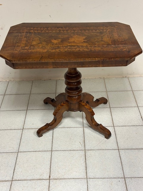 Tavolo intarsiato . Rolo XIX secolo