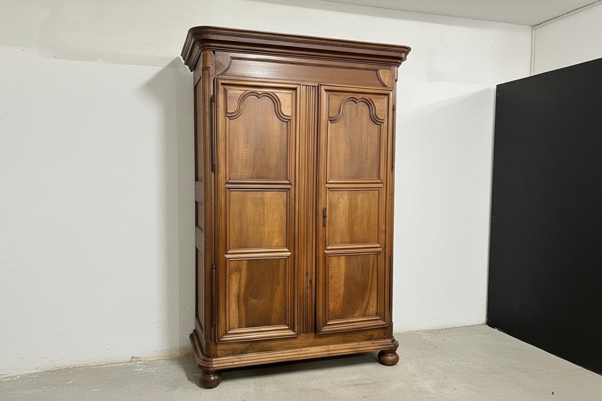 Grande armadio in noce da sagrestia. Parigi primi dell'700