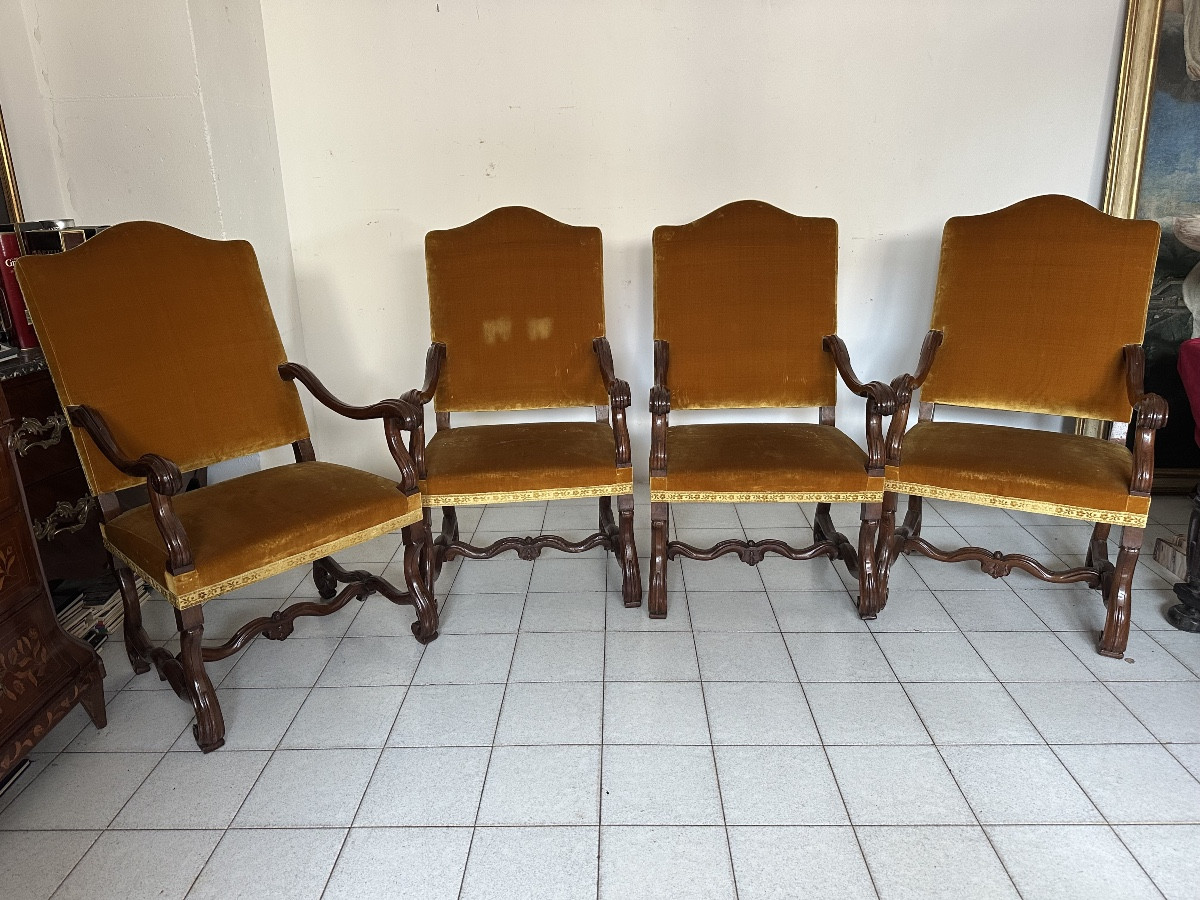 Gruppo di quattro troni a ossa di montone . Lombardia fine 600