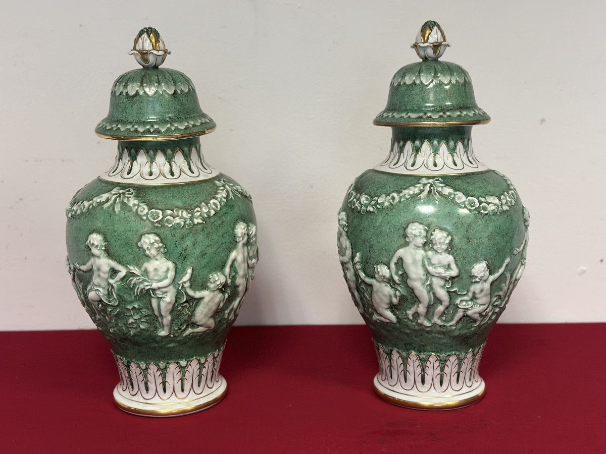 Coppia di vasi con coperchio in porcellana. Capodimonte primi anni 900