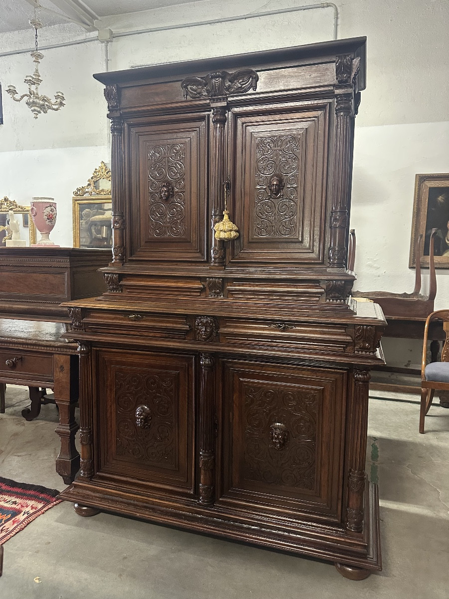 Stipo doppio corpo in noce scolpito . XVIII secolo