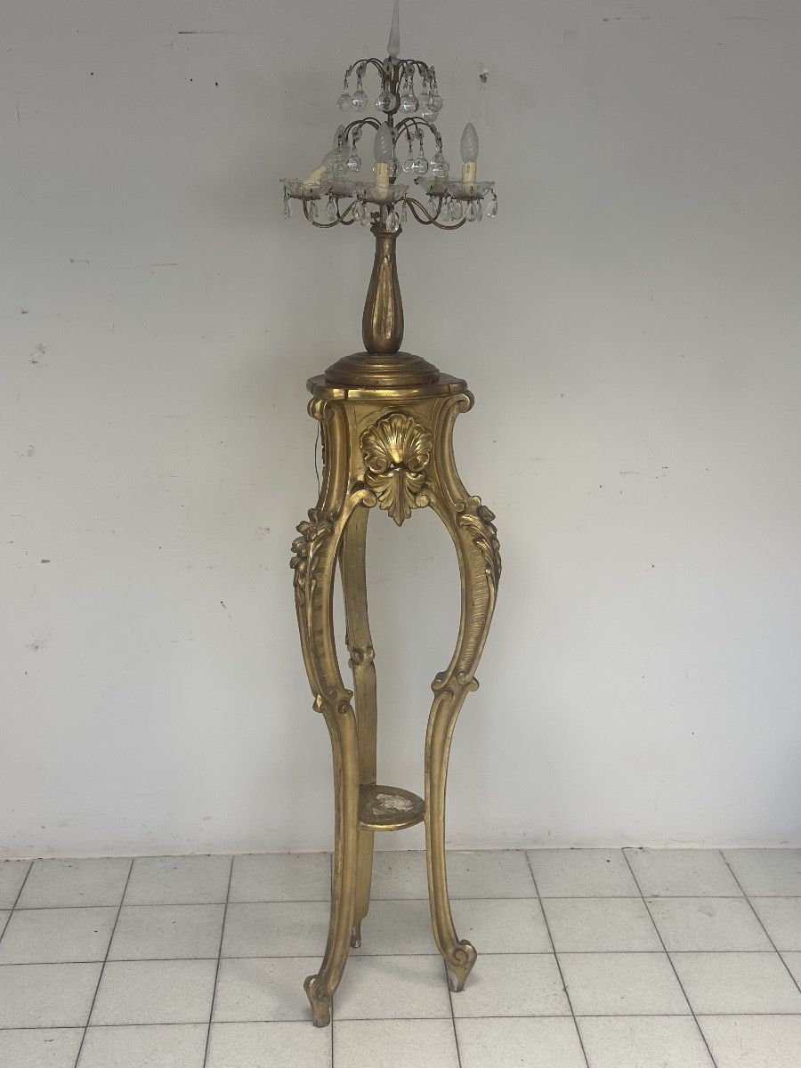 Trespolo porta Lampada in legno intagliato dorato . Lombardia 800