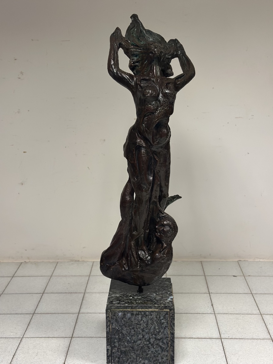 Scultura in bronzo patinato Fanciulla al vento . XX secolo altezza 174 cm