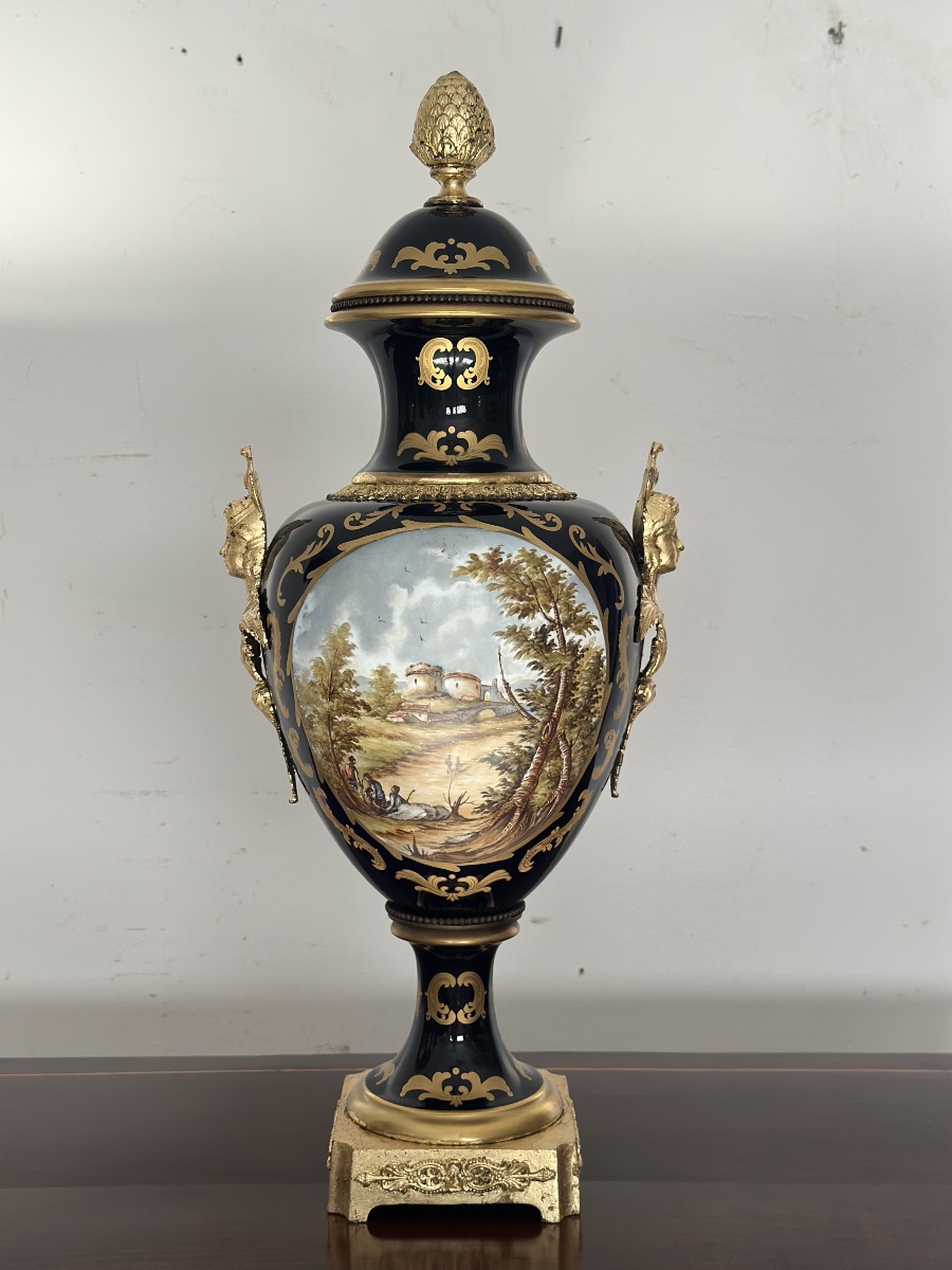 Vaso in porcellana e bronzo dorato. Parigi epoca 800. H 72 cm