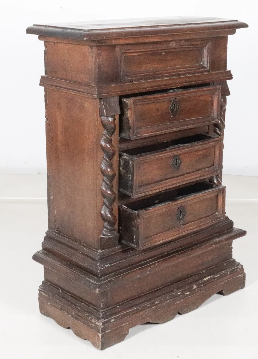 Mobiletto con tre cassetti in legno di noce . Roma XVII secolo