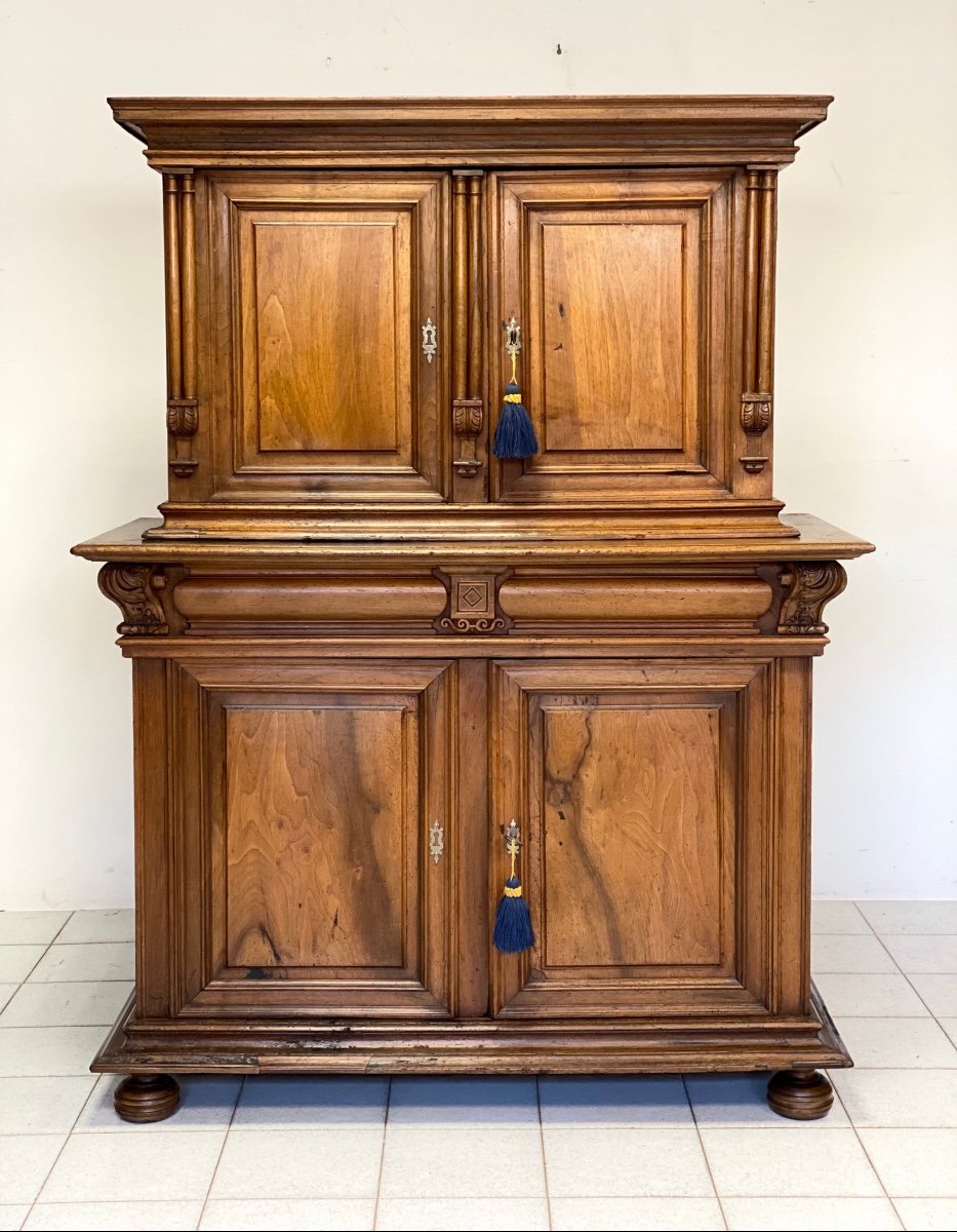 Credenza doppio corpo in noce . XVIII secolo