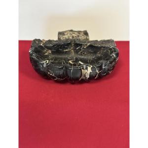 Acquasantiera in marmo nero del Belgio. XIX secolo