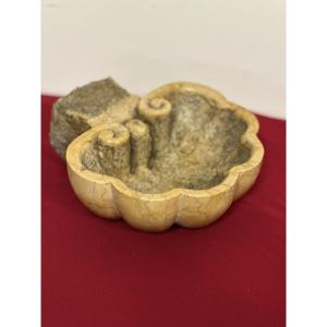 Acquasantiera in marmo giallo Siena . XIX secolo