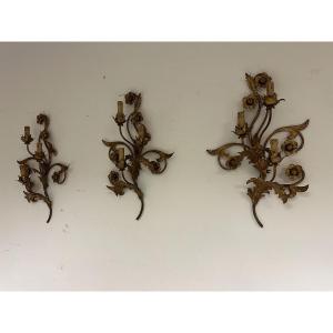 Tre appliques in metallo dorato a motivi floreali. XIX secolo