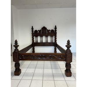 Letto scolpito in noce . Lombardia XVII secolo