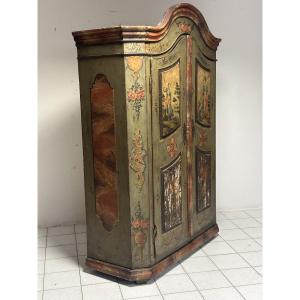 Armadio dipinto laccato tirolese con cappello a gendarme epoca metà 700.