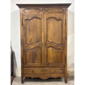 Armadio provenzale in noce . XVIII secolo ( restaurato )