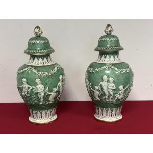 Coppia di vasi con coperchio in porcellana. Capodimonte primi anni 900