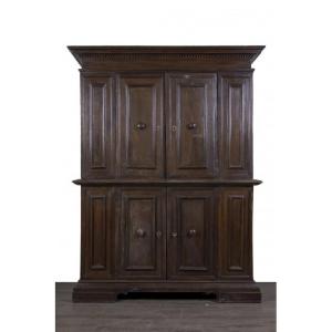 Credenza doppio corpo . Emilia Modena Bologna prima metà dell’ 600