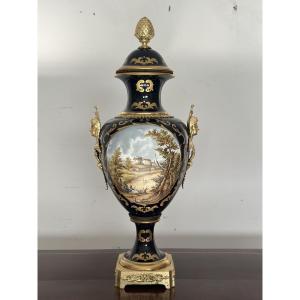 Vaso in porcellana e bronzo dorato. Parigi epoca 800. H 72 cm