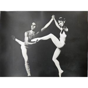 2 Photos Of Paolo Bortoluzzi And Hitomi Asakawa Dancing In Béjart's Bhakti, By Claire Falcy