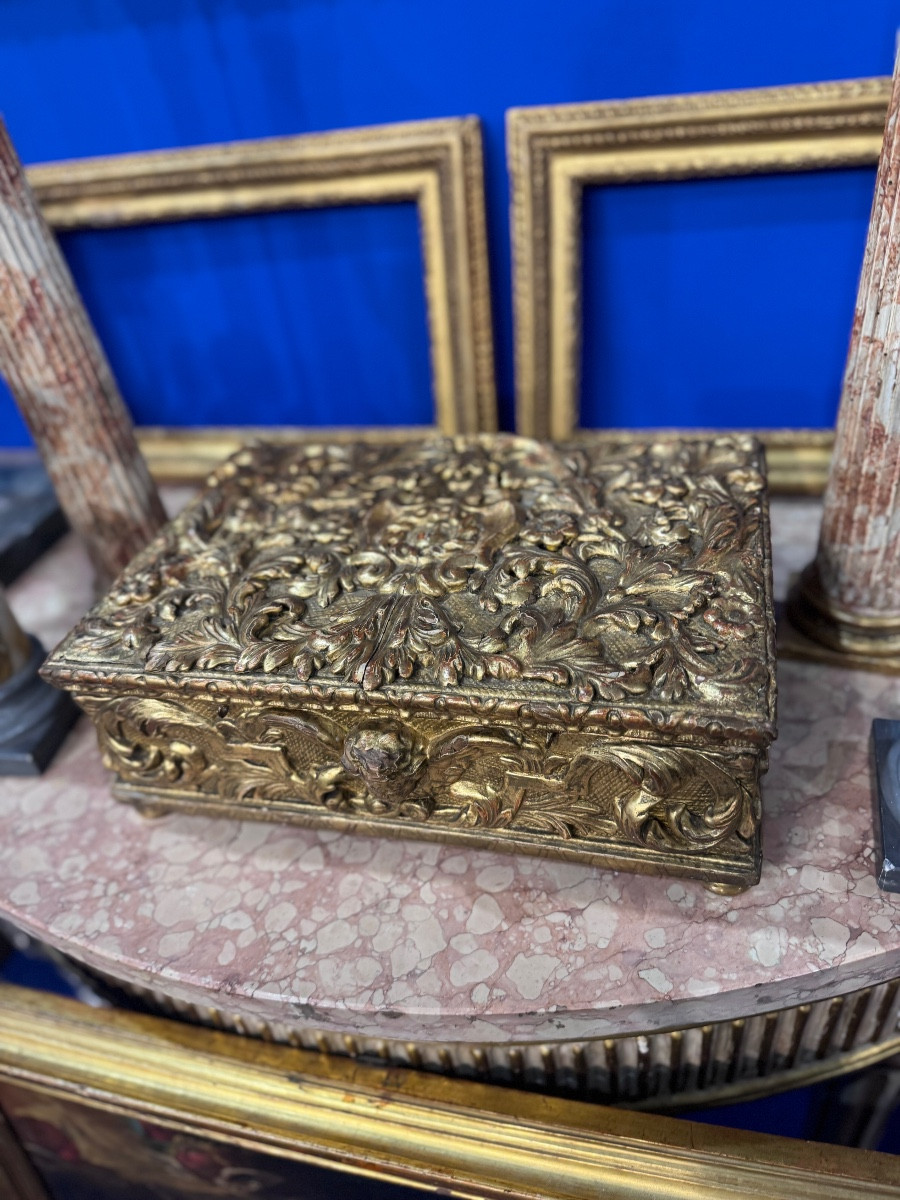 Antico scrigno de XVII sec VENEZIA in legno intagliato finemente a mano e dorato a foglia d oro