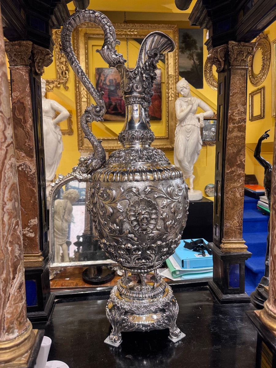 Impressionante grande caraffa in argento massiccio , titolo 800/000 , completamente e finemente