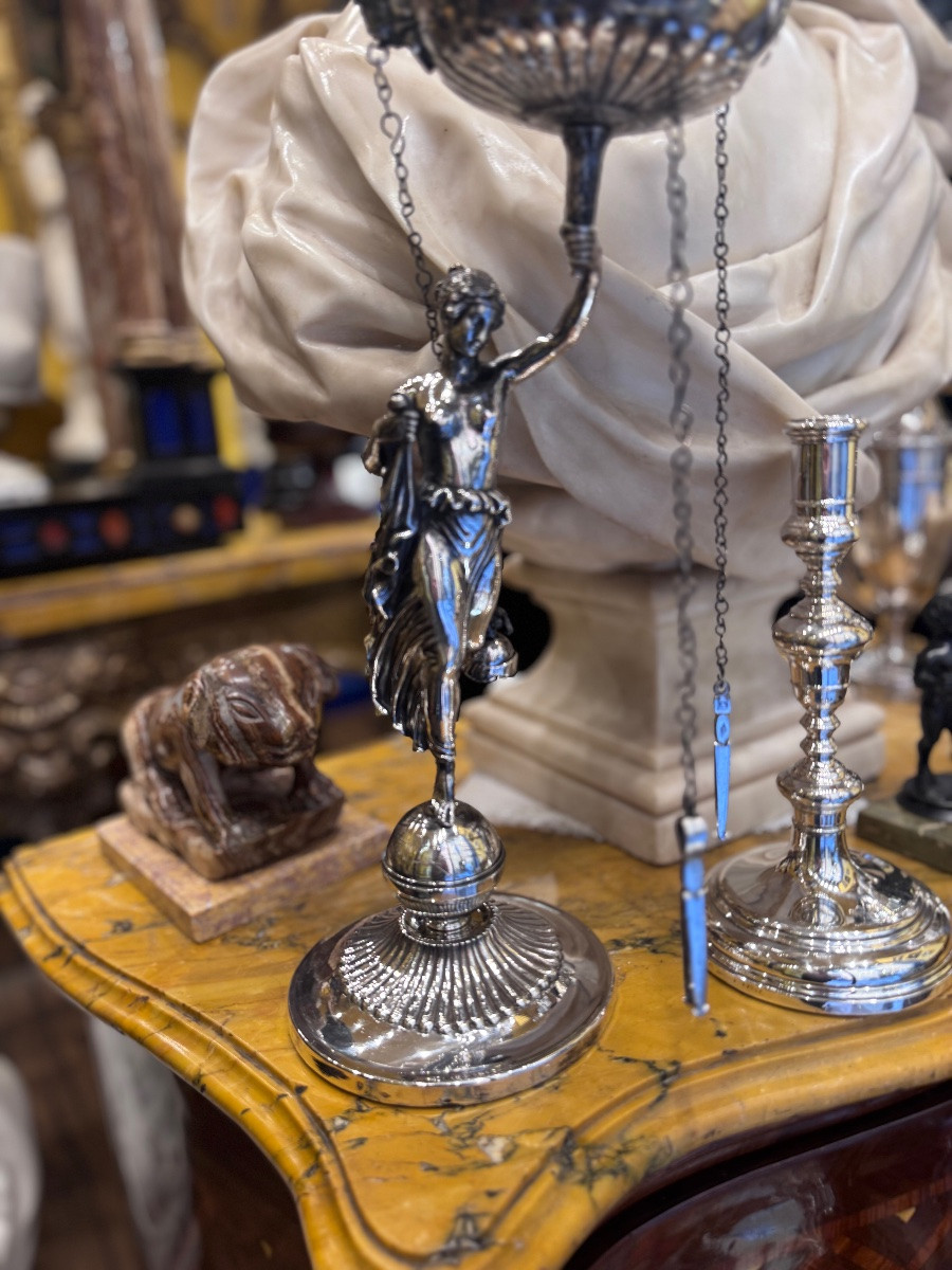 Description Lampada in argento sbalzato raffigurante figura neoclassica con portaluce a forma d-photo-4