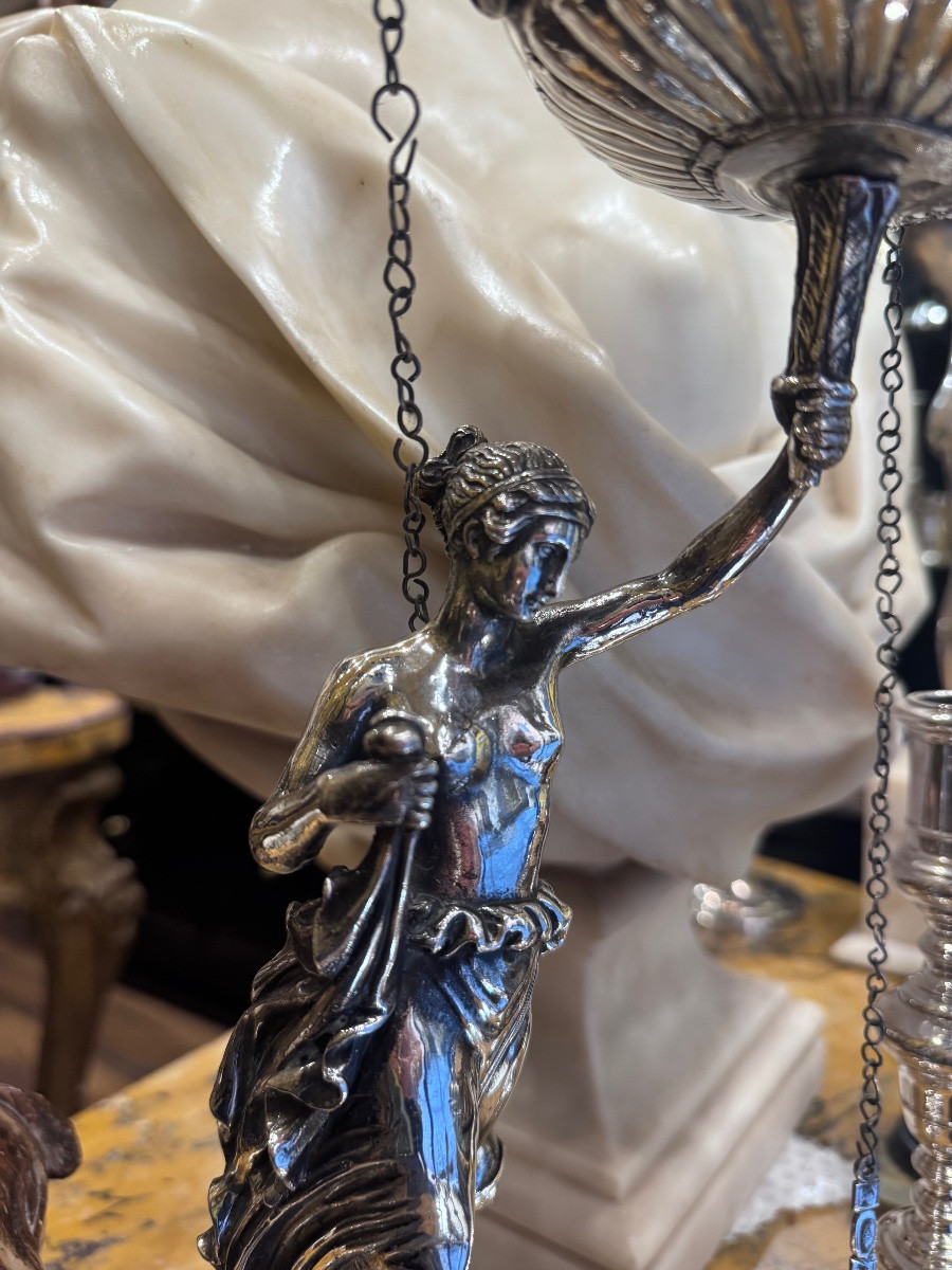 Description Lampada in argento sbalzato raffigurante figura neoclassica con portaluce a forma d-photo-5