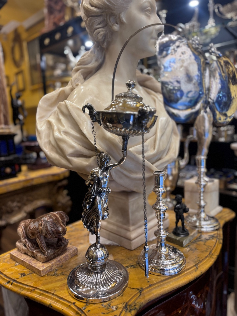 Description Lampada in argento sbalzato raffigurante figura neoclassica con portaluce a forma d-photo-6
