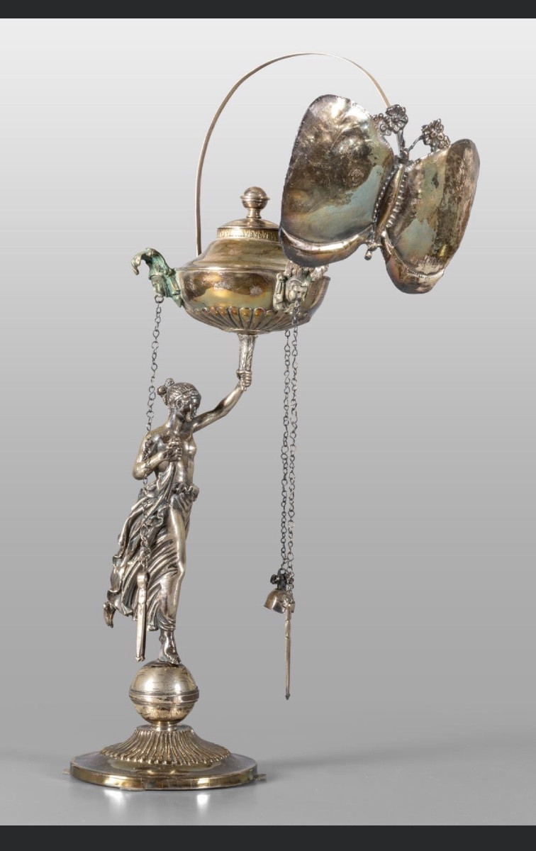 Description Lampada in argento sbalzato raffigurante figura neoclassica con portaluce a forma d