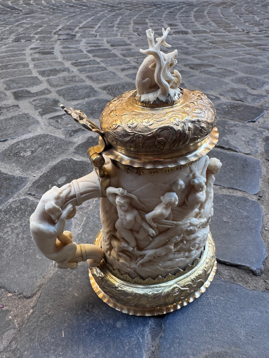 Descrizione Avorio, argento dorato. Su una base ovale e bombata in argento con bordo scanalato -photo-2