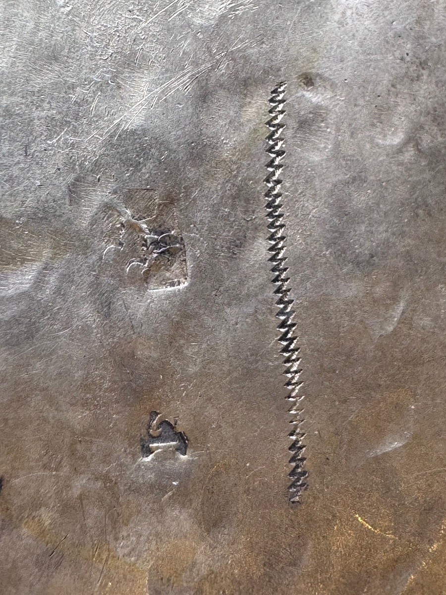 Descrizione Avorio, argento dorato. Su una base ovale e bombata in argento con bordo scanalato -photo-4